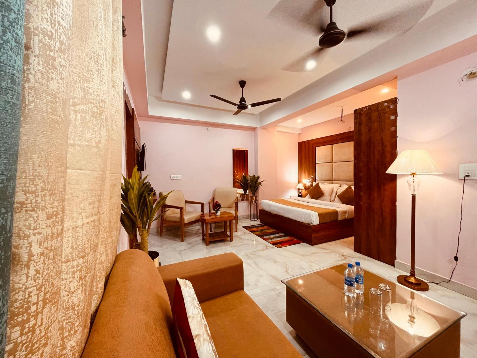 Hotel Golden Temple View By La Casa, Amritsar #Top Rated #Most Awarded #Swimming Pool #Prime Location #Luxury Rooms #Parking #Rooftop Cafe 외부 사진