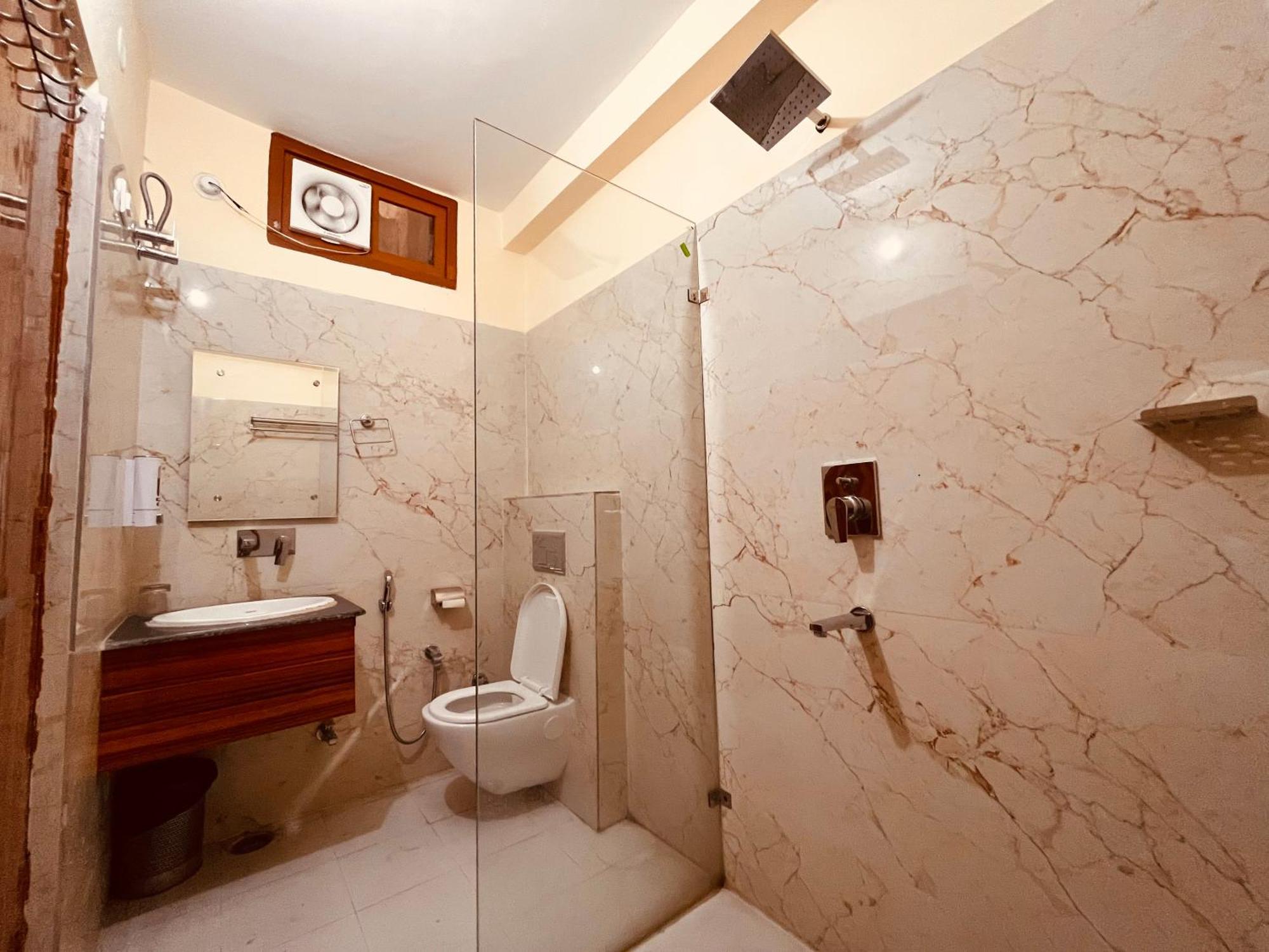 Hotel Golden Temple View By La Casa, Amritsar #Top Rated #Most Awarded #Swimming Pool #Prime Location #Luxury Rooms #Parking #Rooftop Cafe 외부 사진