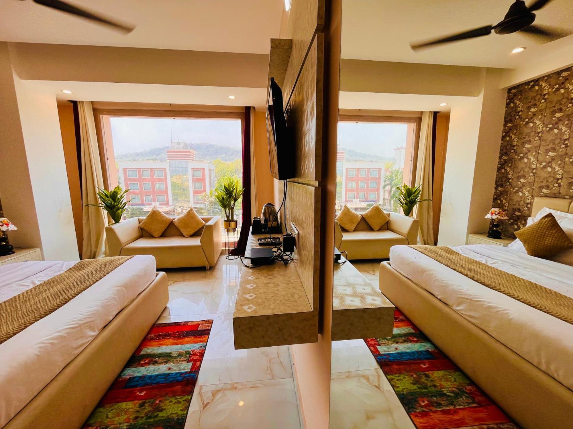 Hotel Golden Temple View By La Casa, Amritsar #Top Rated #Most Awarded #Swimming Pool #Prime Location #Luxury Rooms #Parking #Rooftop Cafe 외부 사진