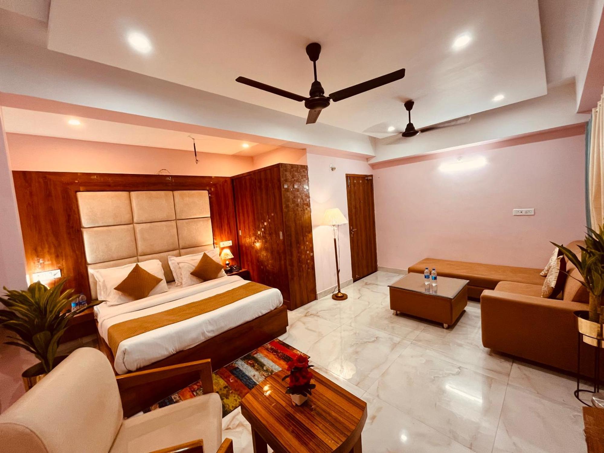 Hotel Golden Temple View By La Casa, Amritsar #Top Rated #Most Awarded #Swimming Pool #Prime Location #Luxury Rooms #Parking #Rooftop Cafe 외부 사진